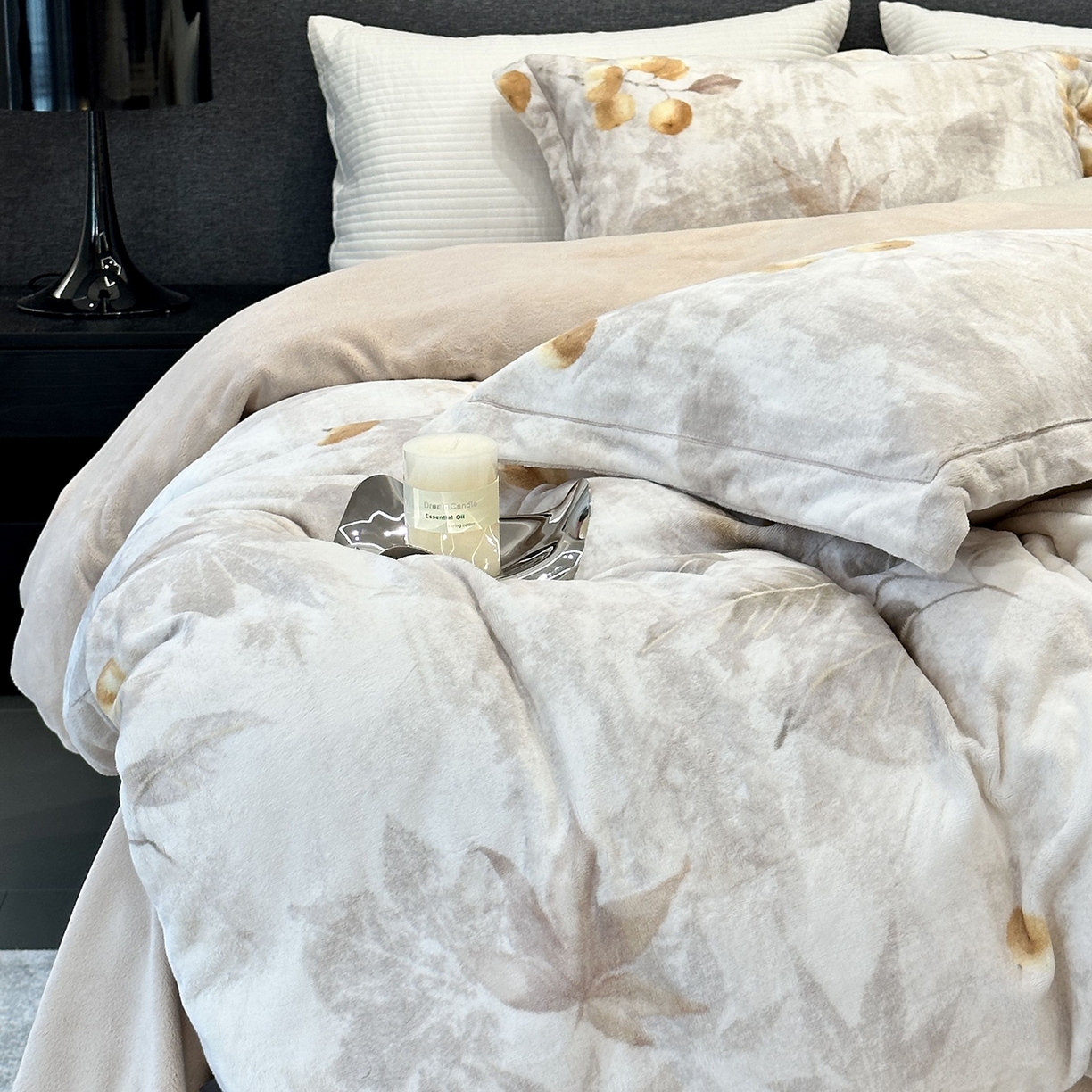 91家纺网 家纺一手货源 找家纺 JUICY 橘滋家纺 2025新款浪漫丰盈牛奶臻棉绒印花系列四件套 叶染