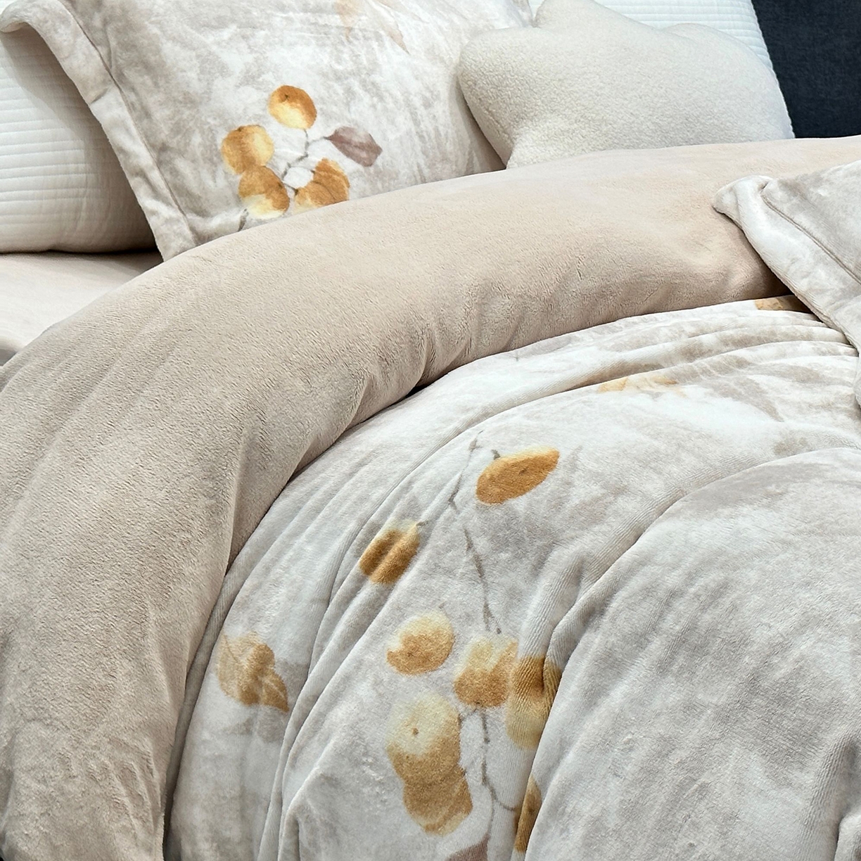 91家纺网 家纺一手货源 找家纺 JUICY 橘滋家纺 2025新款浪漫丰盈牛奶臻棉绒印花系列四件套 叶染