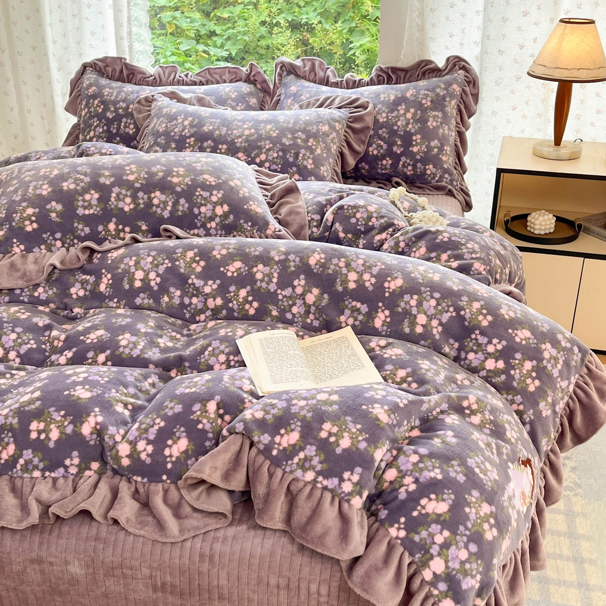 91家纺网 家纺一手货源 找家纺 牵依 2025新款韩版牛奶绒夹棉床盖四件套 花丛女孩