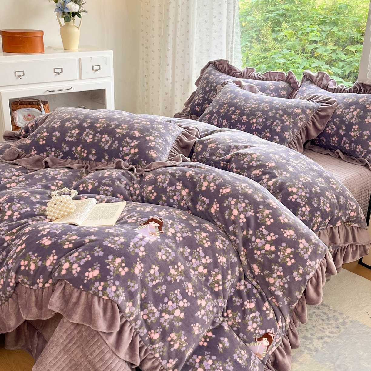 91家纺网 家纺一手货源 找家纺 牵依 2025新款韩版牛奶绒夹棉床盖四件套 花丛女孩