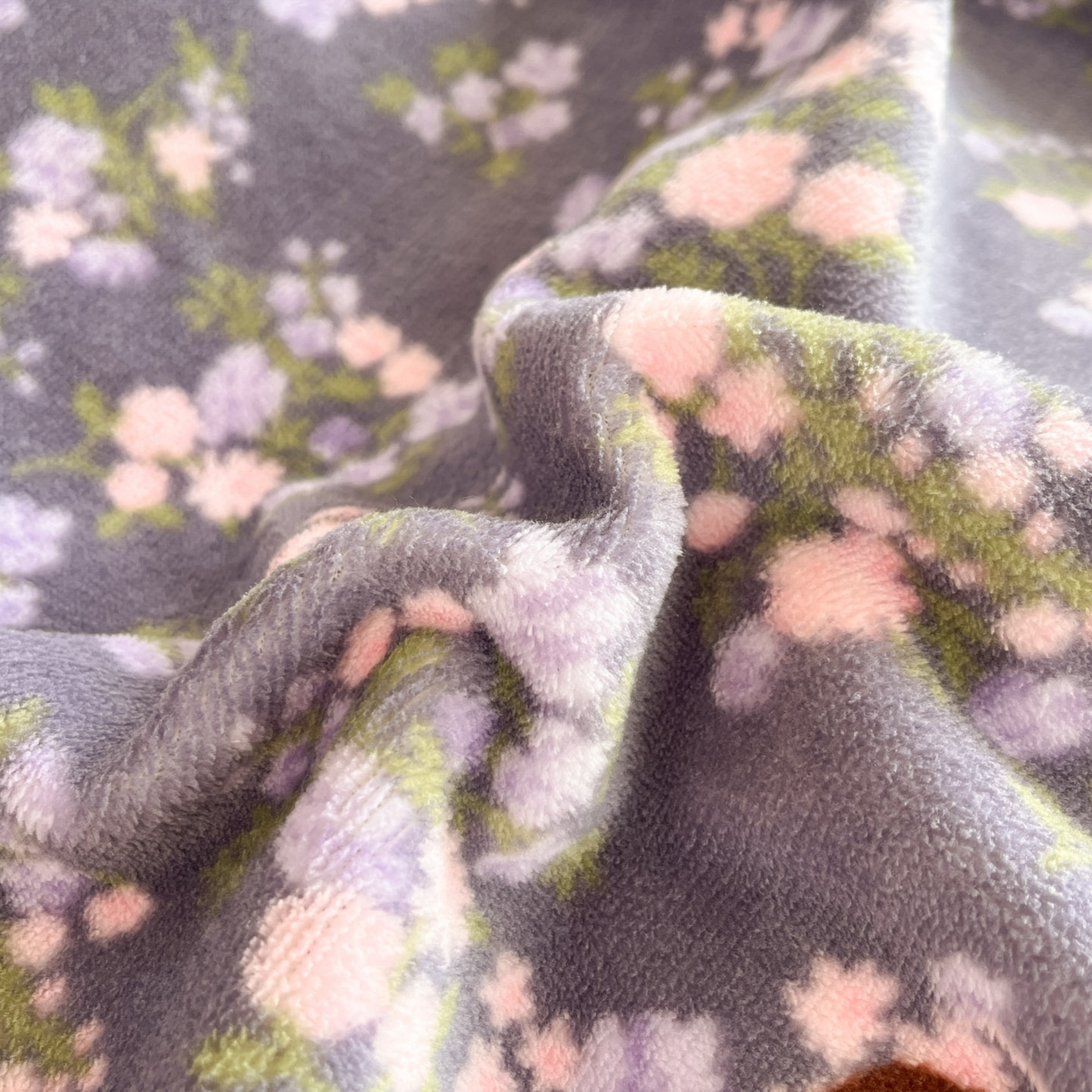 91家纺网 家纺一手货源 找家纺 牵依 2025新款韩版牛奶绒夹棉床盖四件套 花丛女孩