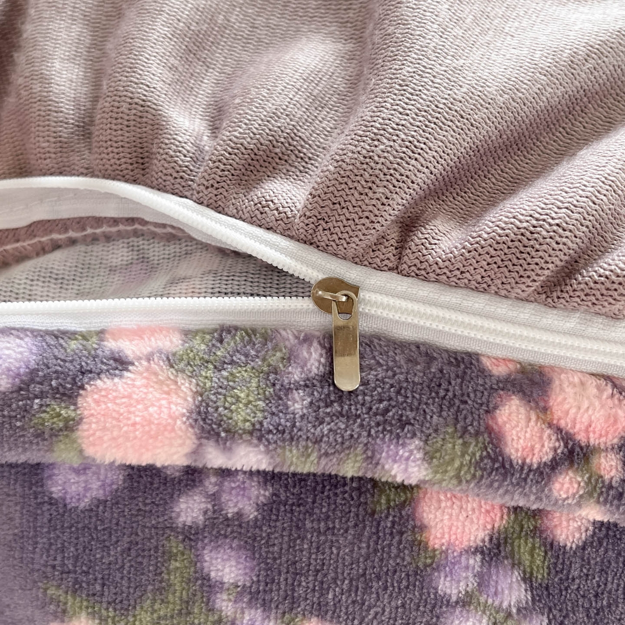 91家纺网 家纺一手货源 找家纺 牵依 2025新款韩版牛奶绒夹棉床盖四件套 花丛女孩