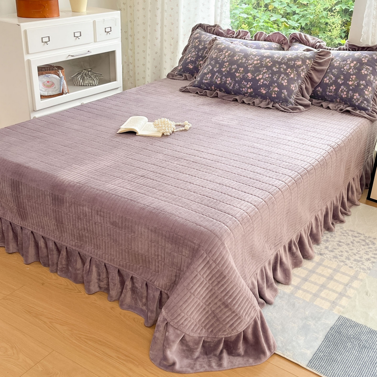 91家纺网 家纺一手货源 找家纺 牵依 2025新款韩版牛奶绒夹棉床盖四件套 花丛女孩