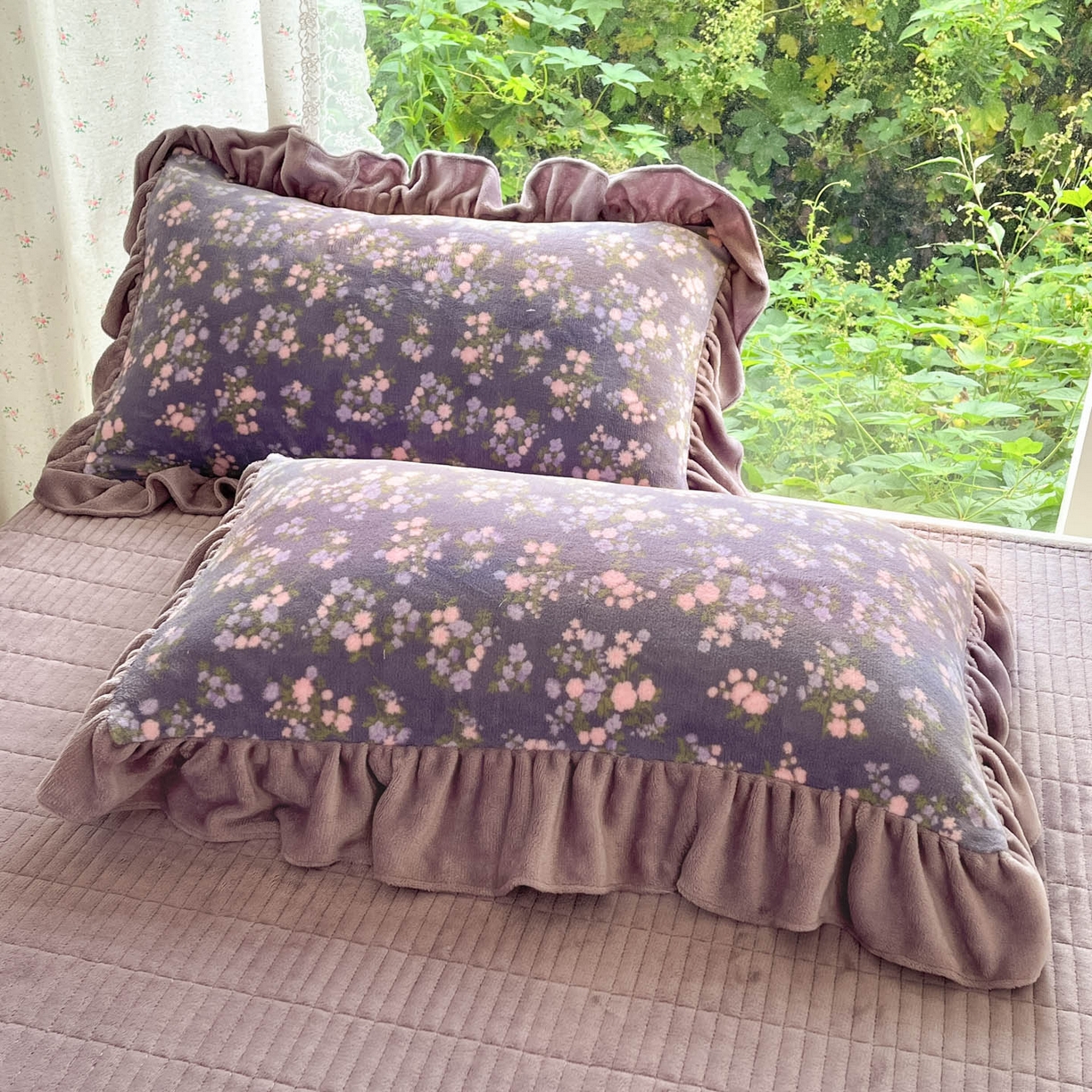 91家纺网 家纺一手货源 找家纺 牵依 2025新款韩版牛奶绒夹棉床盖四件套 花丛女孩