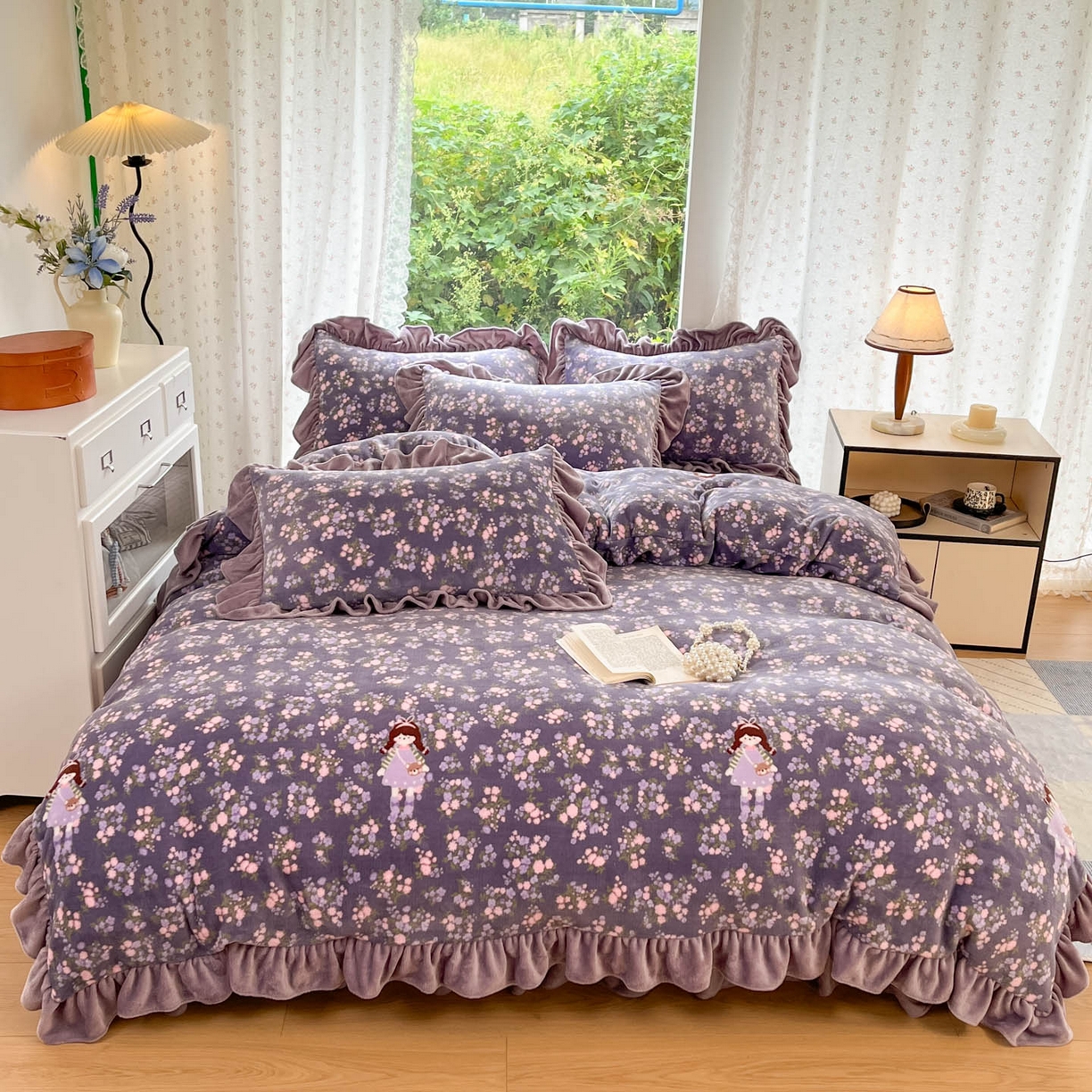 91家纺网 家纺一手货源 找家纺 牵依 2025新款韩版牛奶绒夹棉床盖四件套 花丛女孩