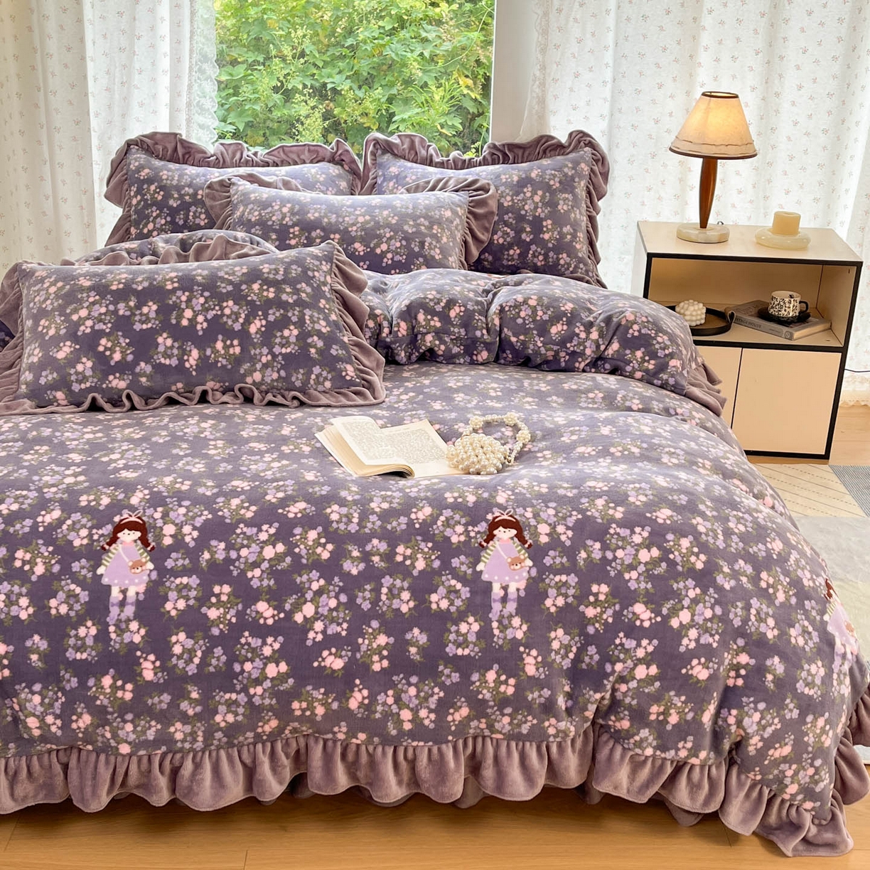 91家纺网 家纺一手货源 找家纺 牵依 2025新款韩版牛奶绒夹棉床盖四件套 花丛女孩