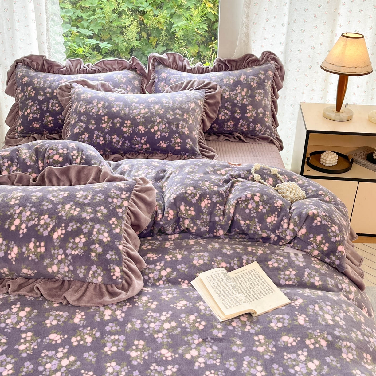 91家纺网 家纺一手货源 找家纺 牵依 2025新款韩版牛奶绒夹棉床盖四件套 花丛女孩