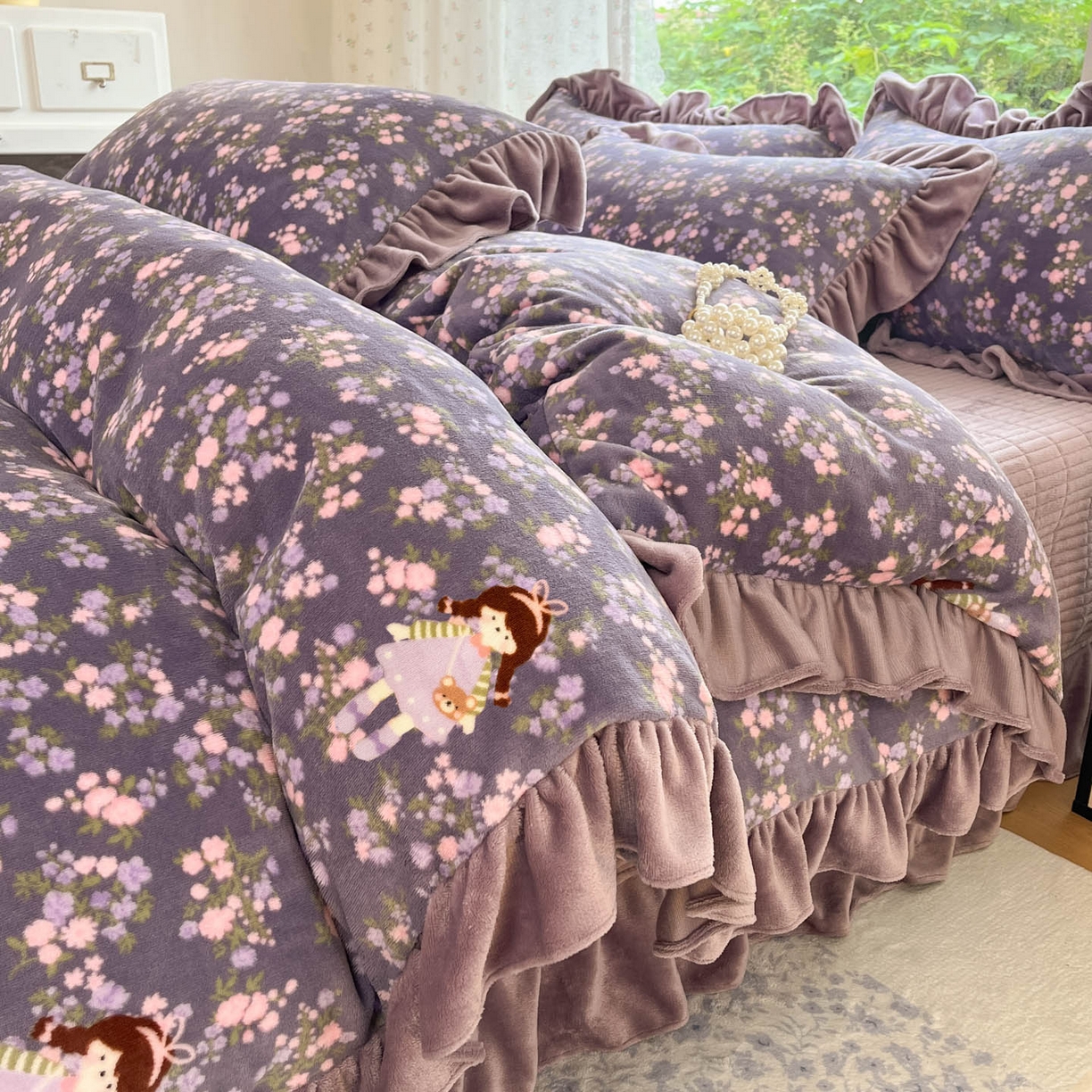 91家纺网 家纺一手货源 找家纺 牵依 2025新款韩版牛奶绒夹棉床盖四件套 花丛女孩