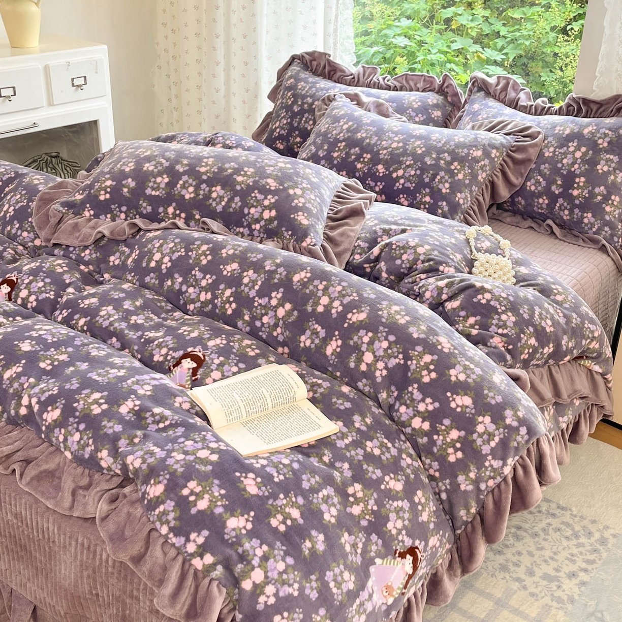 91家纺网 家纺一手货源 找家纺 牵依 2025新款韩版牛奶绒夹棉床盖四件套 花丛女孩