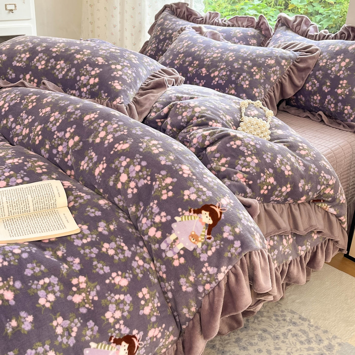 91家纺网 家纺一手货源 找家纺 牵依 2025新款韩版牛奶绒夹棉床盖四件套 花丛女孩