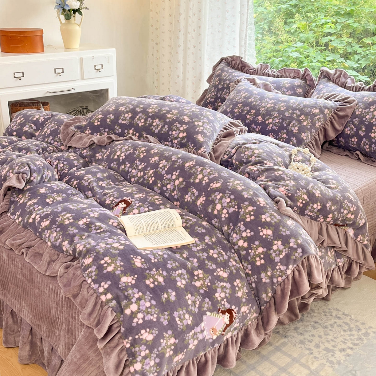 91家纺网 家纺一手货源 找家纺 牵依 2025新款韩版牛奶绒夹棉床盖四件套 花丛女孩