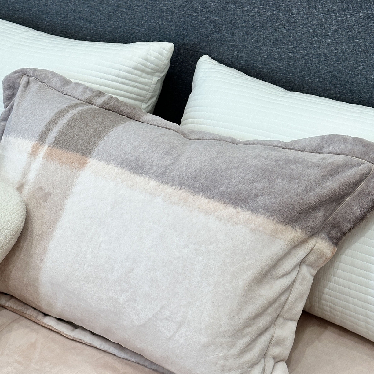 91家纺网 家纺一手货源 找家纺 JUICY 橘滋家纺 2025新款浪漫丰盈牛奶臻棉绒印花系列四件套 影格