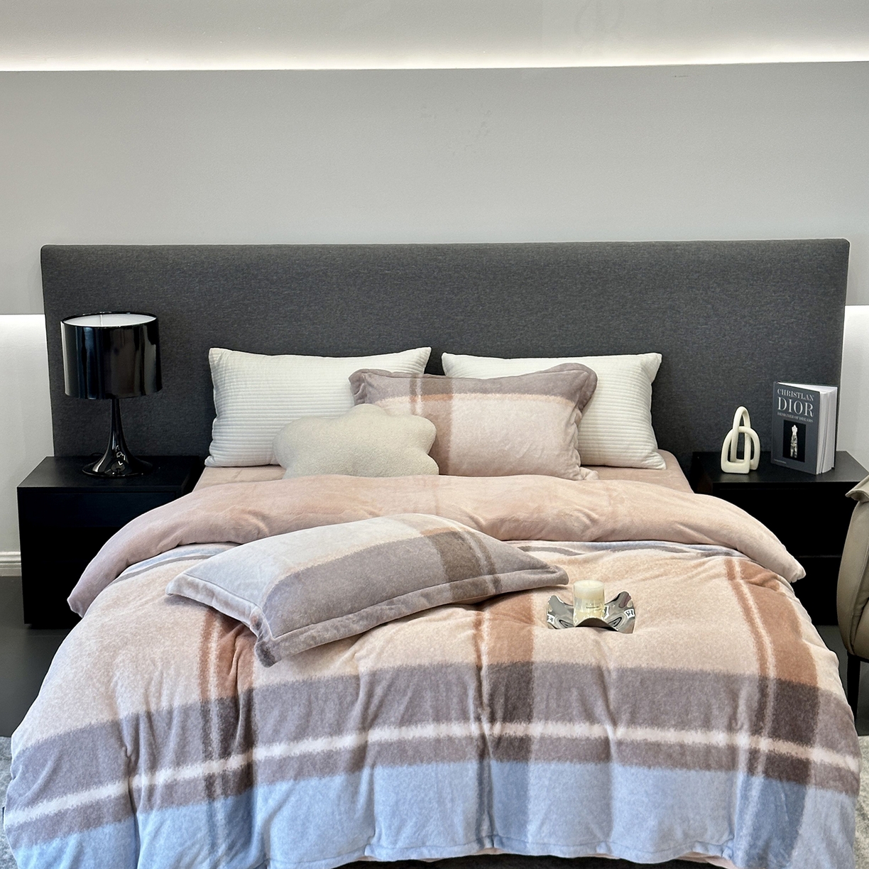 91家纺网 家纺一手货源 找家纺 JUICY 橘滋家纺 2025新款浪漫丰盈牛奶臻棉绒印花系列四件套 影格