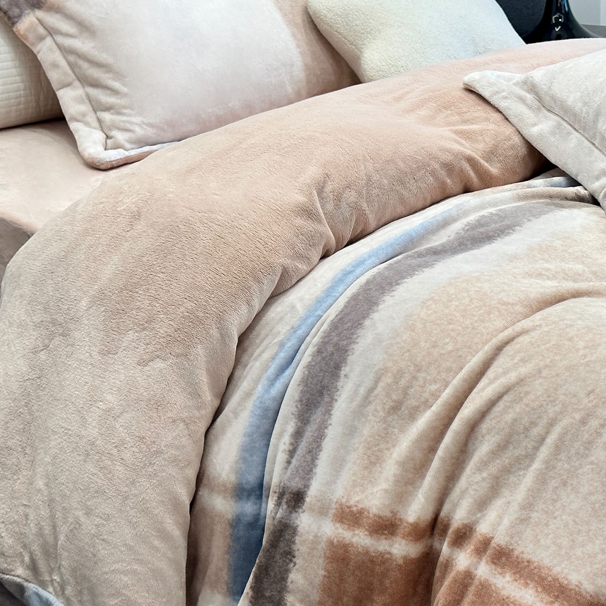 91家纺网 家纺一手货源 找家纺 JUICY 橘滋家纺 2025新款浪漫丰盈牛奶臻棉绒印花系列四件套 影格