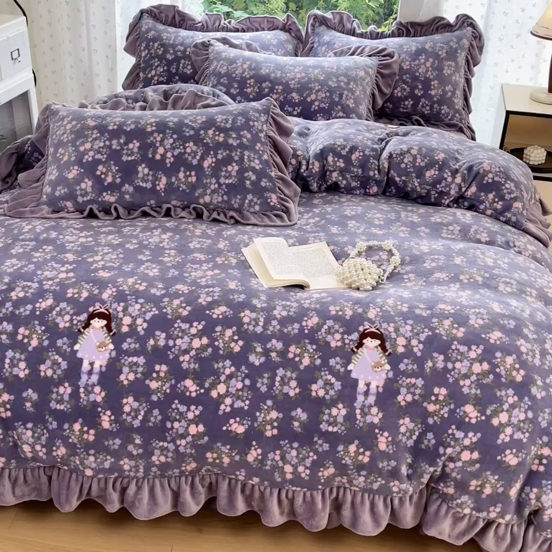 91家纺网 家纺一手货源 找家纺 牵依 2025新款韩版牛奶绒夹棉床盖四件套 花丛女孩