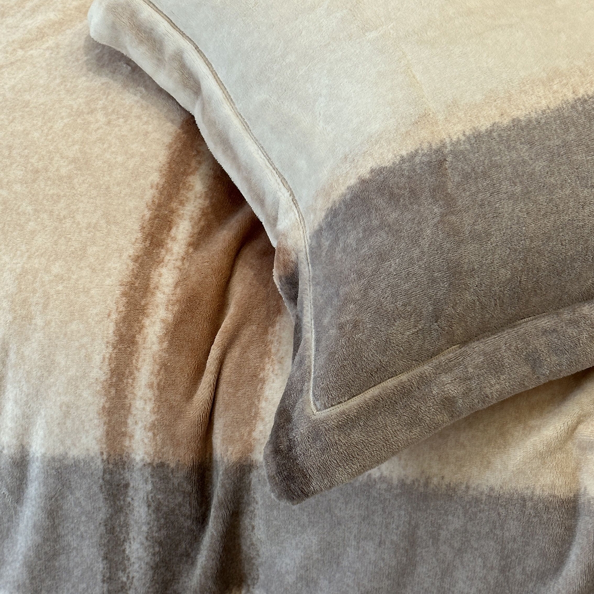 91家纺网 家纺一手货源 找家纺 JUICY 橘滋家纺 2025新款浪漫丰盈牛奶臻棉绒印花系列四件套 影格