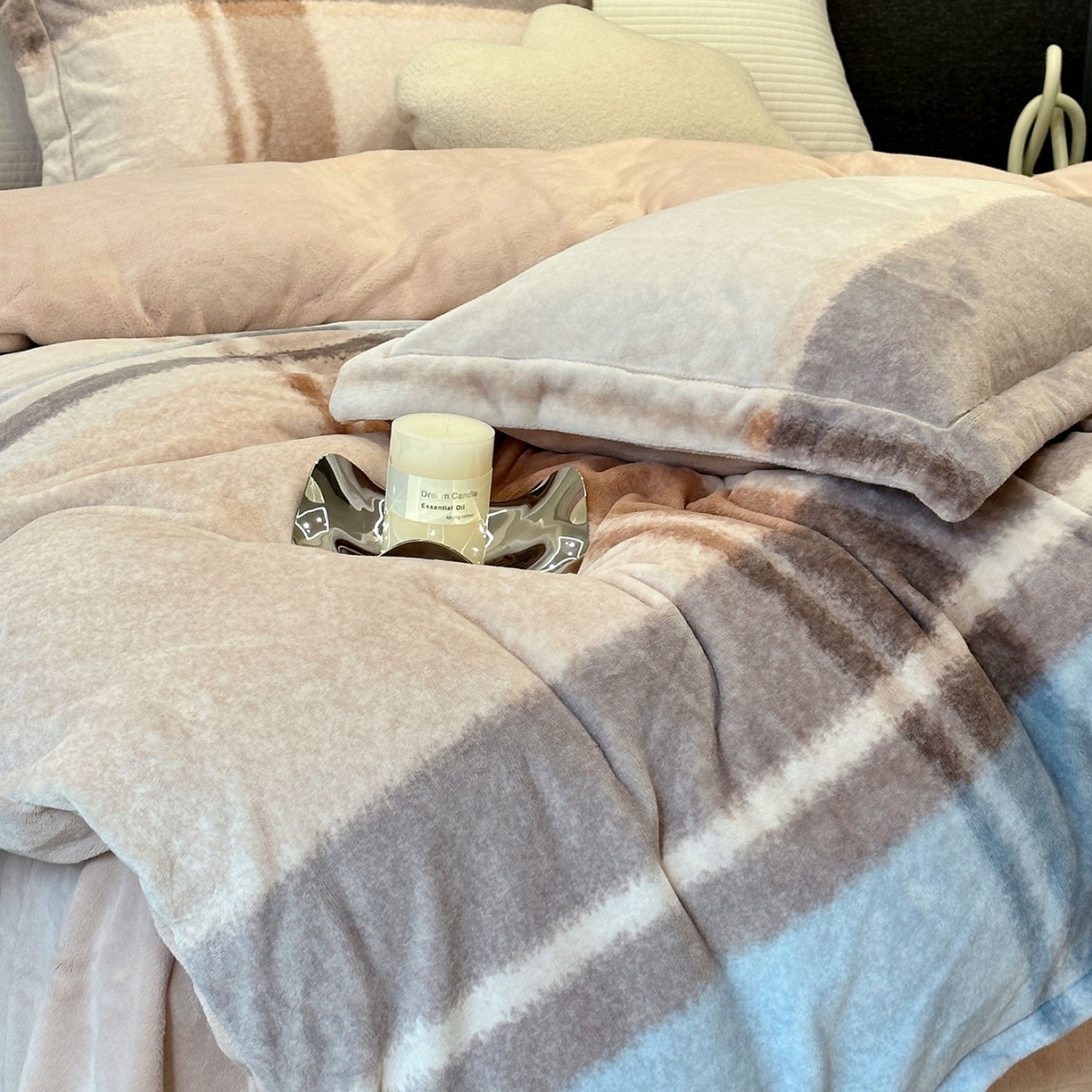 91家纺网 家纺一手货源 找家纺 JUICY 橘滋家纺 2025新款浪漫丰盈牛奶臻棉绒印花系列四件套 影格