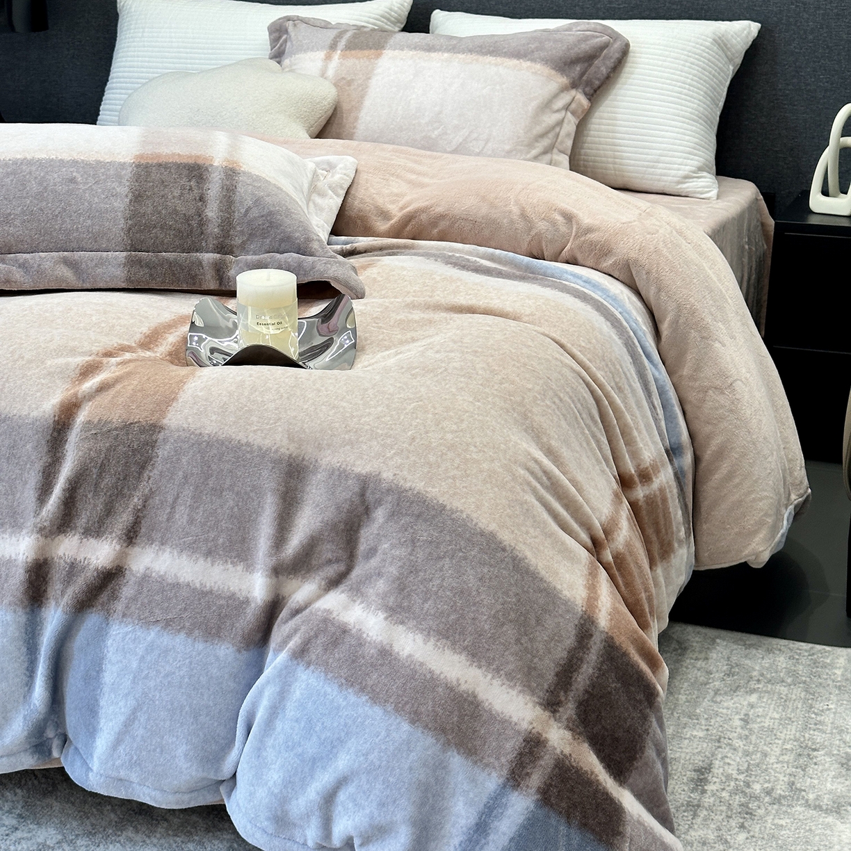 91家纺网 家纺一手货源 找家纺 JUICY 橘滋家纺 2025新款浪漫丰盈牛奶臻棉绒印花系列四件套 影格