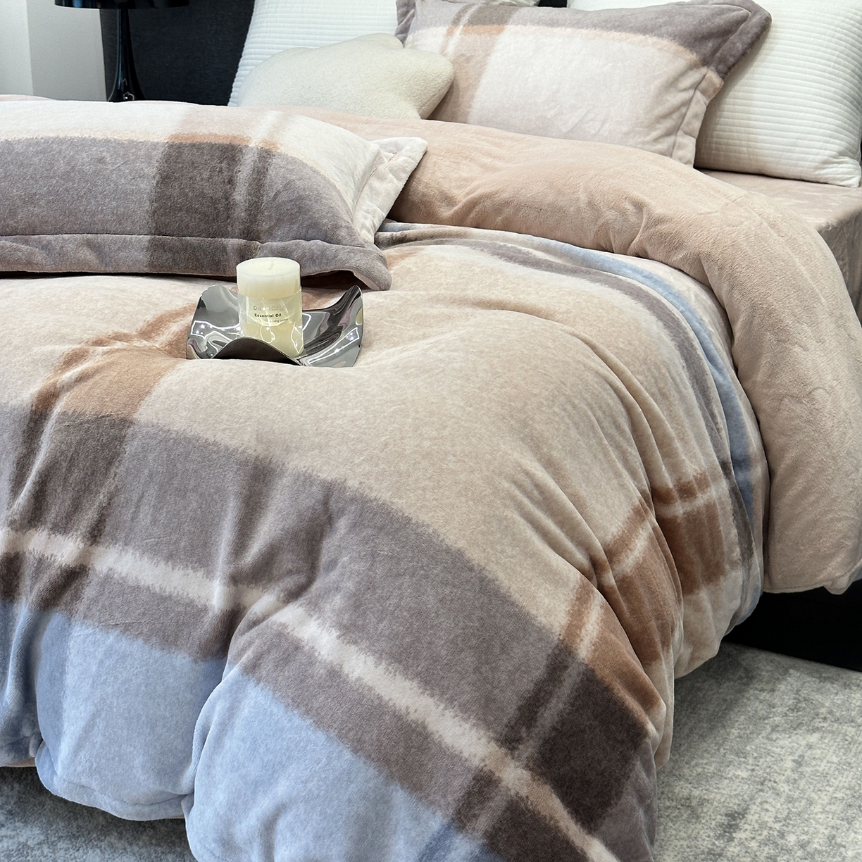 91家纺网 家纺一手货源 找家纺 JUICY 橘滋家纺 2025新款浪漫丰盈牛奶臻棉绒印花系列四件套 影格