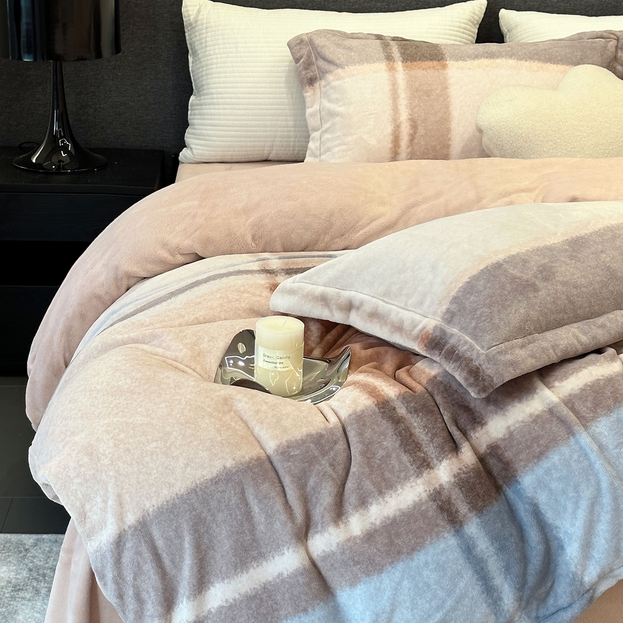 91家纺网 家纺一手货源 找家纺 JUICY 橘滋家纺 2025新款浪漫丰盈牛奶臻棉绒印花系列四件套 影格