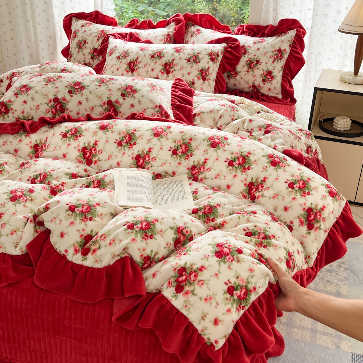 91家纺网 家纺一手货源 找家纺 牵依 2025新款韩版牛奶绒夹棉床盖四件套 梨花落