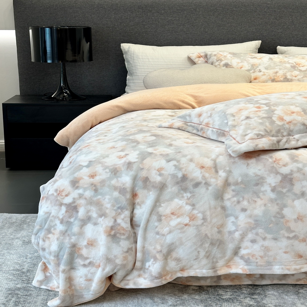 91家纺网 家纺一手货源 找家纺 JUICY 橘滋家纺 2025新款浪漫丰盈牛奶臻棉绒印花系列四件套 玉容