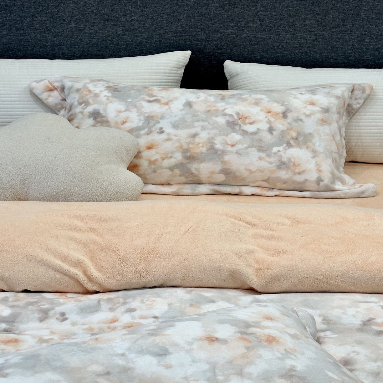 91家纺网 家纺一手货源 找家纺 JUICY 橘滋家纺 2025新款浪漫丰盈牛奶臻棉绒印花系列四件套 玉容