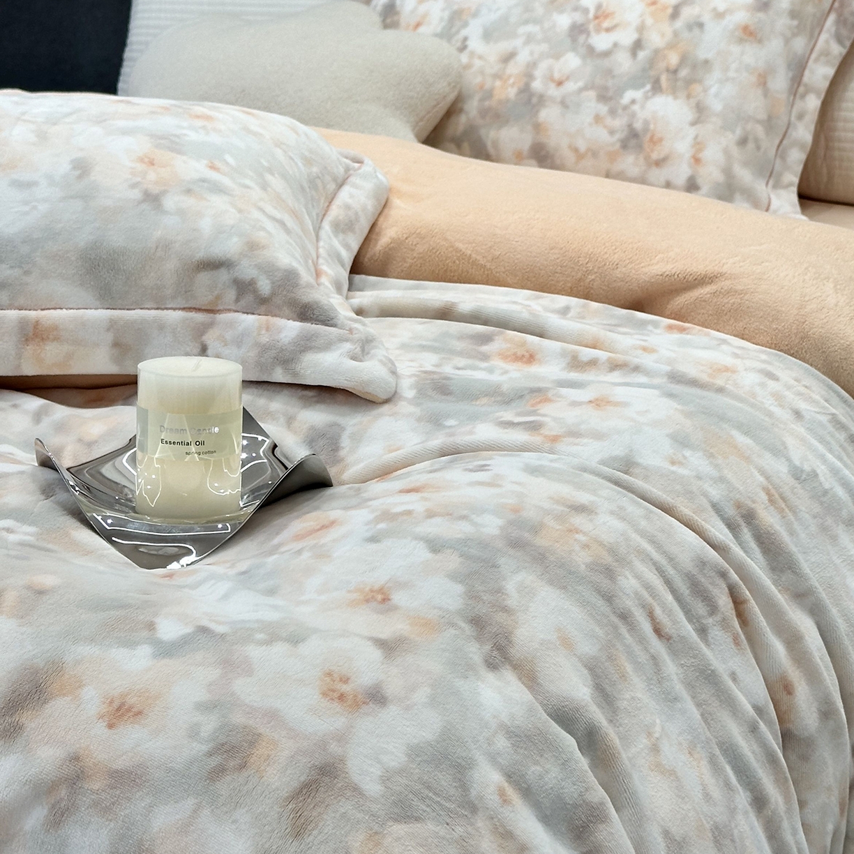 91家纺网 家纺一手货源 找家纺 JUICY 橘滋家纺 2025新款浪漫丰盈牛奶臻棉绒印花系列四件套 玉容