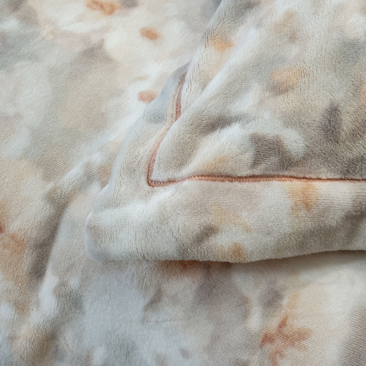 91家纺网 家纺一手货源 找家纺 JUICY 橘滋家纺 2025新款浪漫丰盈牛奶臻棉绒印花系列四件套 玉容