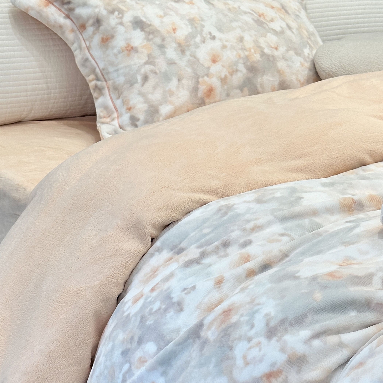 91家纺网 家纺一手货源 找家纺 JUICY 橘滋家纺 2025新款浪漫丰盈牛奶臻棉绒印花系列四件套 玉容