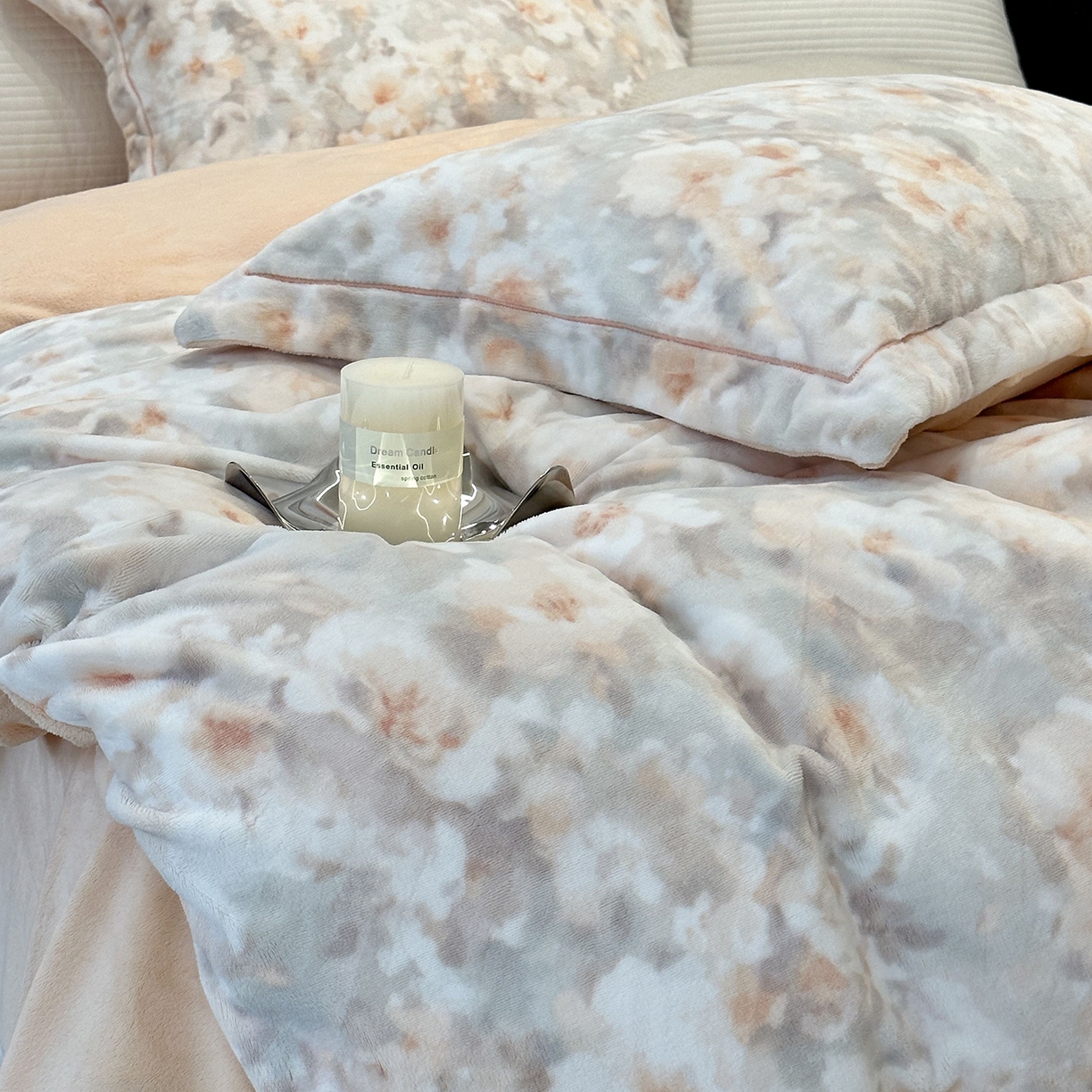 91家纺网 家纺一手货源 找家纺 JUICY 橘滋家纺 2025新款浪漫丰盈牛奶臻棉绒印花系列四件套 玉容