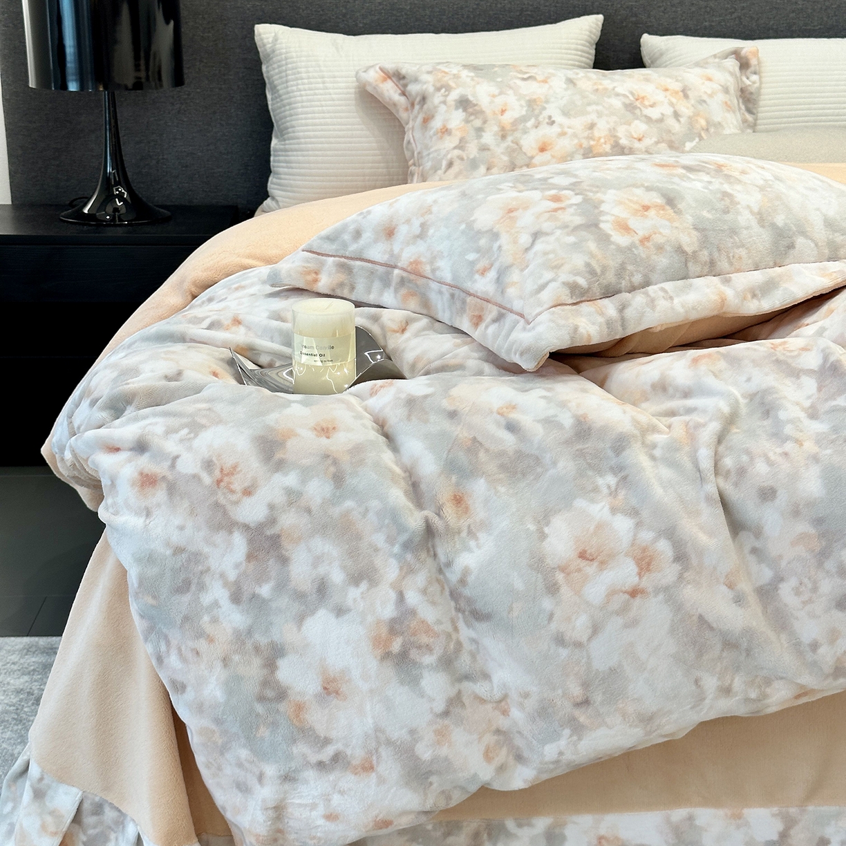 91家纺网 家纺一手货源 找家纺 JUICY 橘滋家纺 2025新款浪漫丰盈牛奶臻棉绒印花系列四件套 玉容