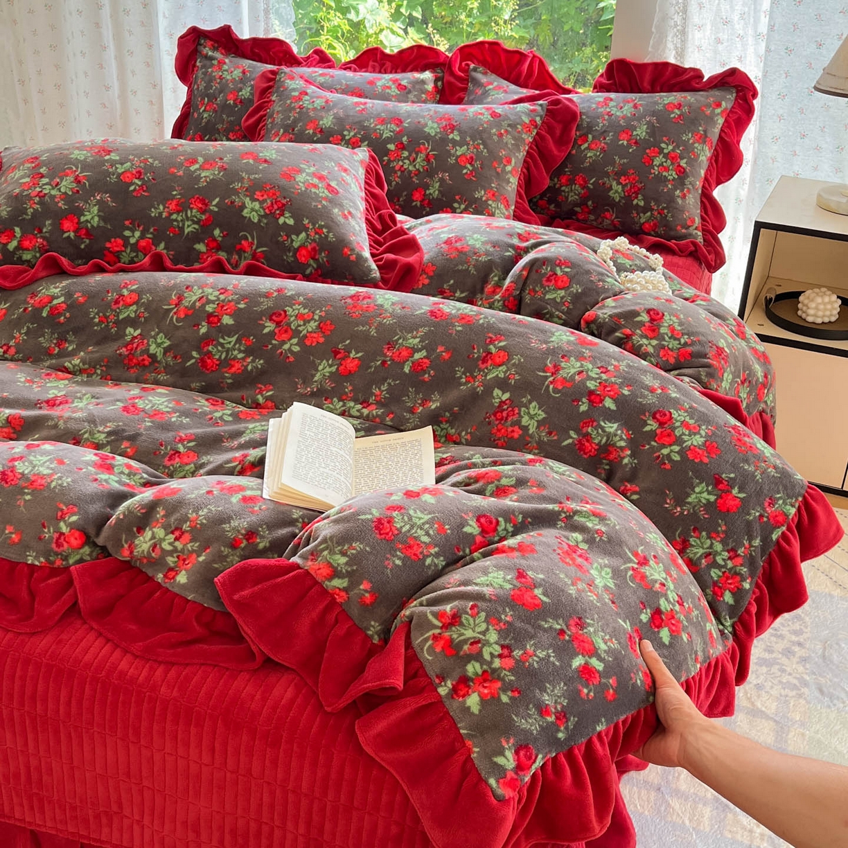 91家纺网 家纺一手货源 找家纺 牵依 2025新款韩版牛奶绒夹棉床盖四件套 玫瑰的故事