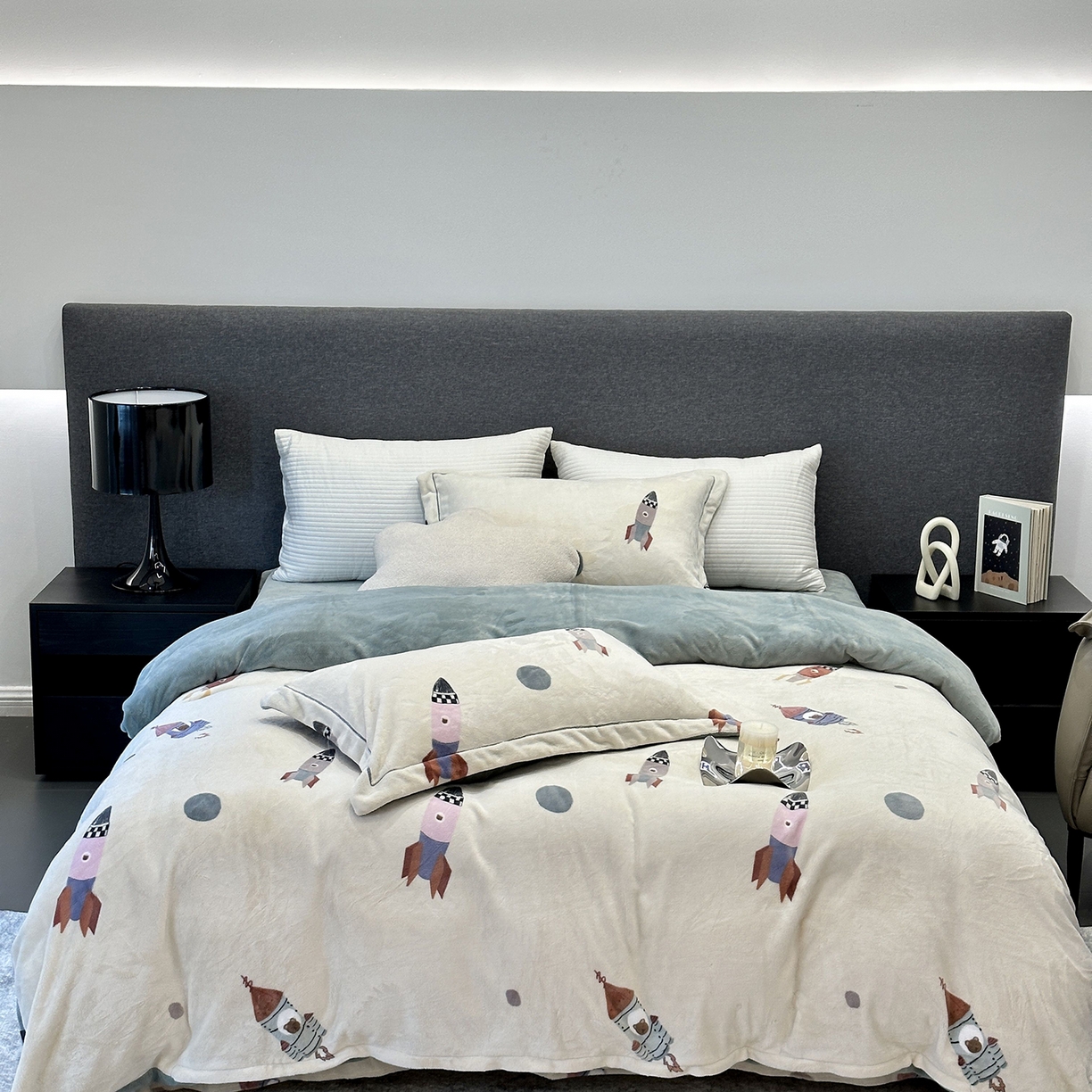 91家纺网 家纺一手货源 找家纺 JUICY 橘滋家纺 2025新款浪漫丰盈牛奶臻棉绒印花系列四件套 月球之行