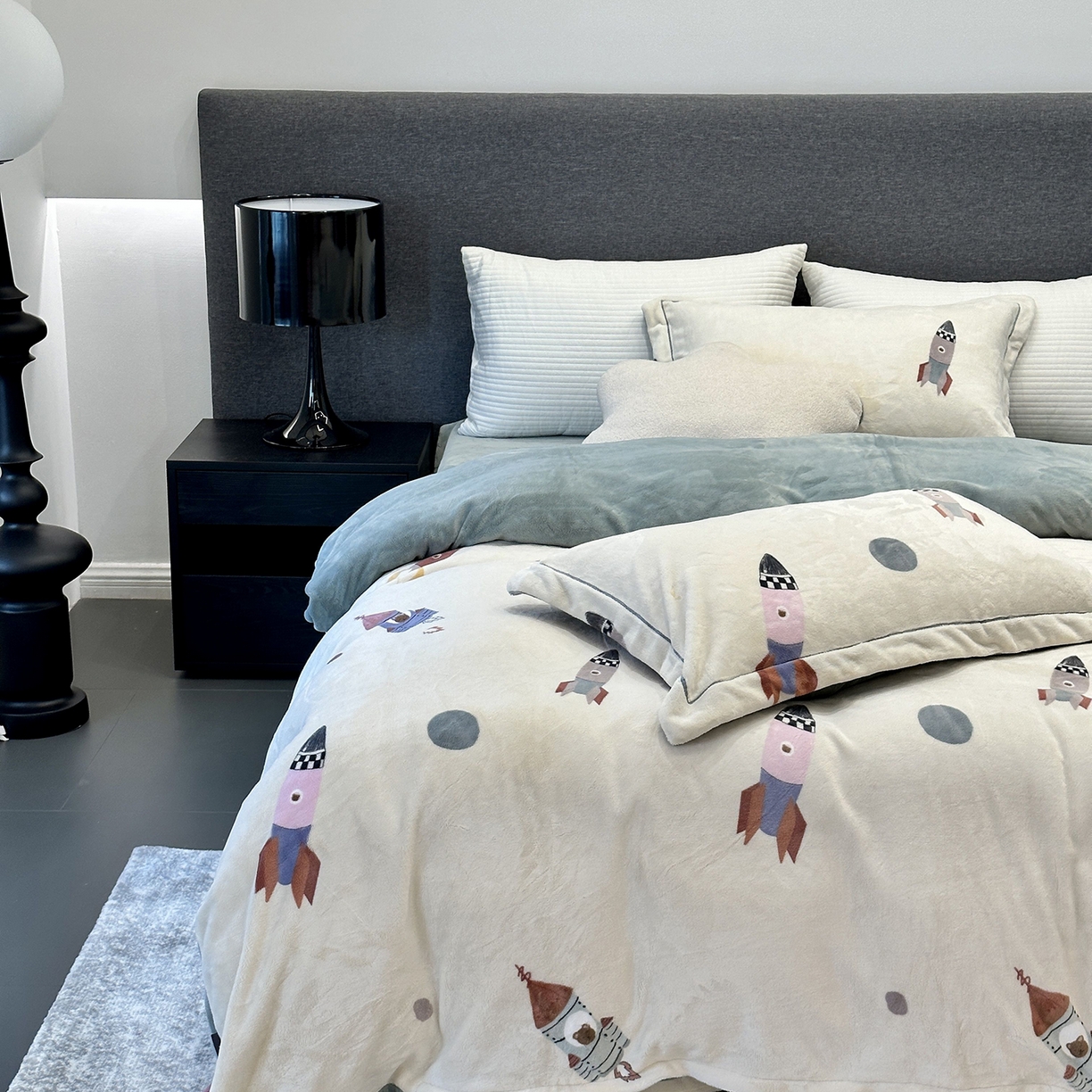 91家纺网 家纺一手货源 找家纺 JUICY 橘滋家纺 2025新款浪漫丰盈牛奶臻棉绒印花系列四件套 月球之行