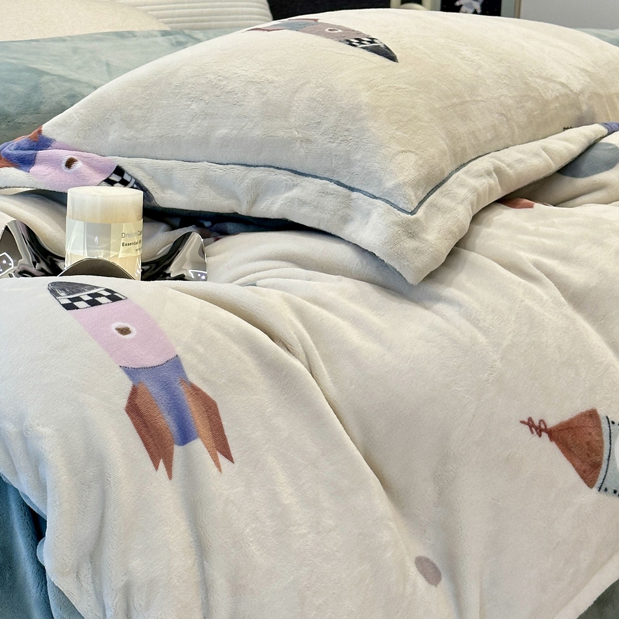 91家纺网 家纺一手货源 找家纺 JUICY 橘滋家纺 2025新款浪漫丰盈牛奶臻棉绒印花系列四件套 月球之行