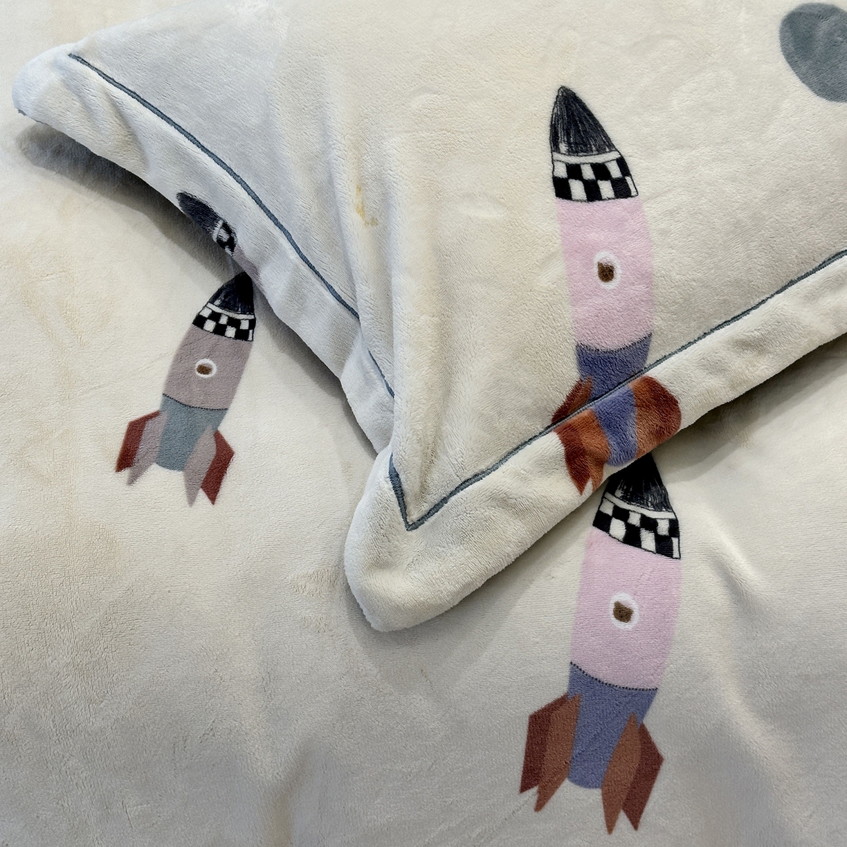 91家纺网 家纺一手货源 找家纺 JUICY 橘滋家纺 2025新款浪漫丰盈牛奶臻棉绒印花系列四件套 月球之行