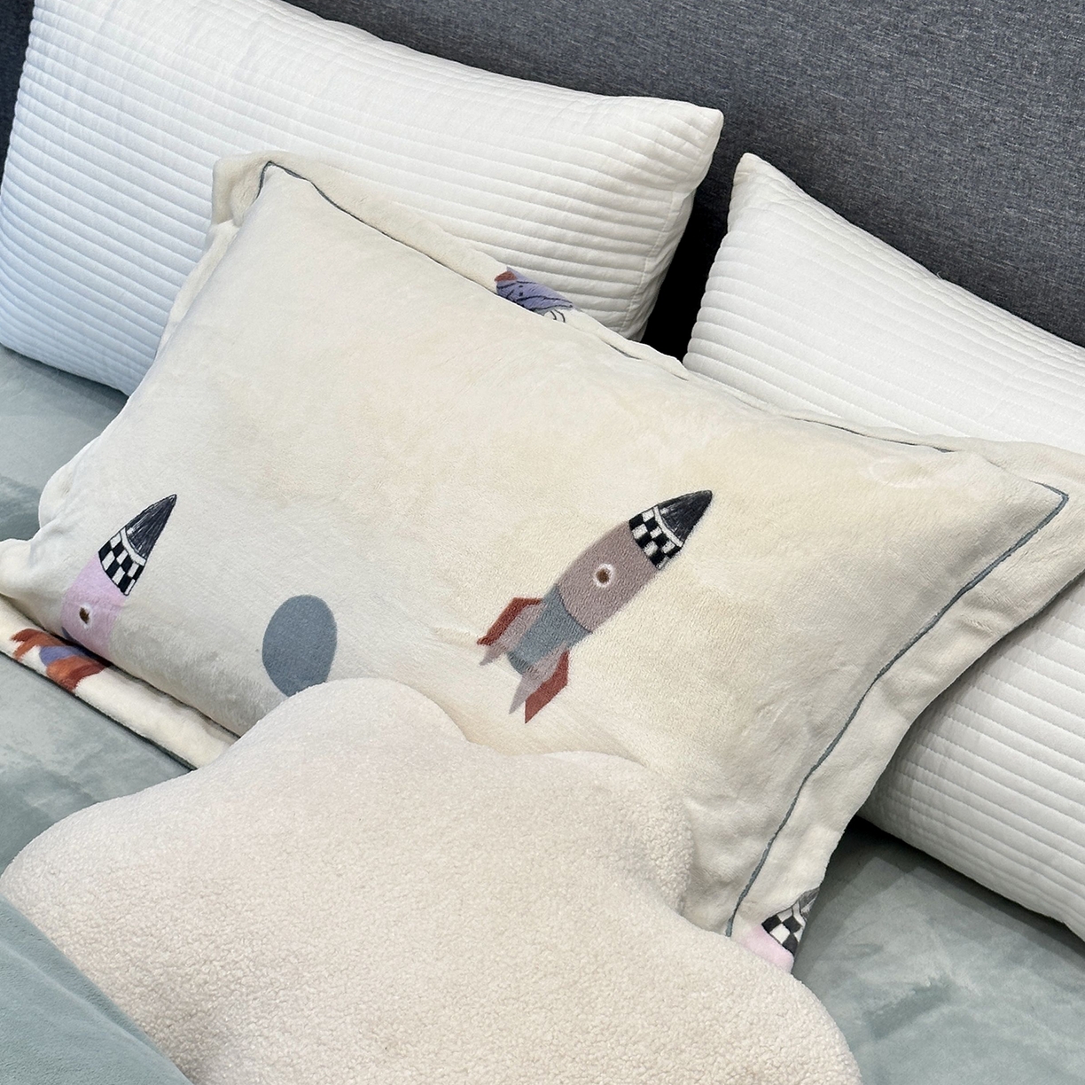 91家纺网 家纺一手货源 找家纺 JUICY 橘滋家纺 2025新款浪漫丰盈牛奶臻棉绒印花系列四件套 月球之行