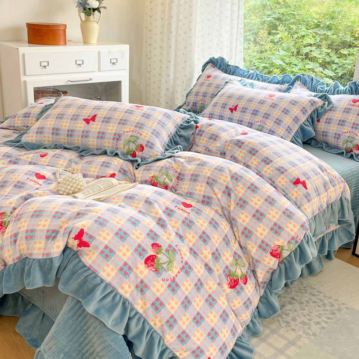 91家纺网 家纺一手货源 找家纺 牵依 2025新款韩版牛奶绒夹棉床盖四件套 奶油草莓