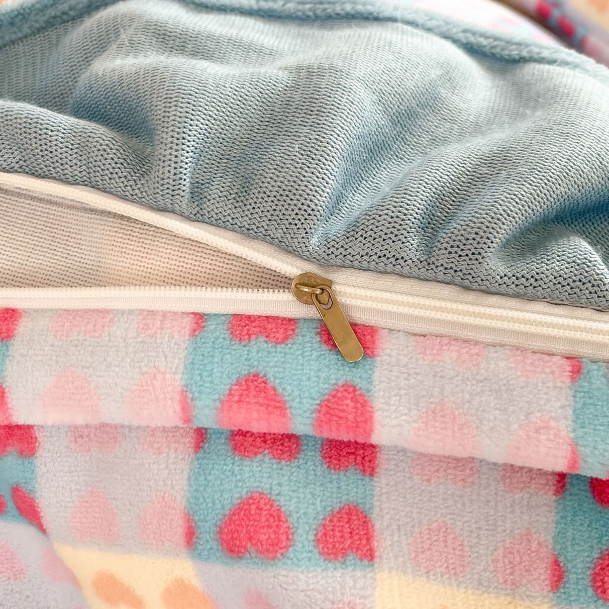 91家纺网 家纺一手货源 找家纺 牵依 2025新款韩版牛奶绒夹棉床盖四件套 奶油草莓