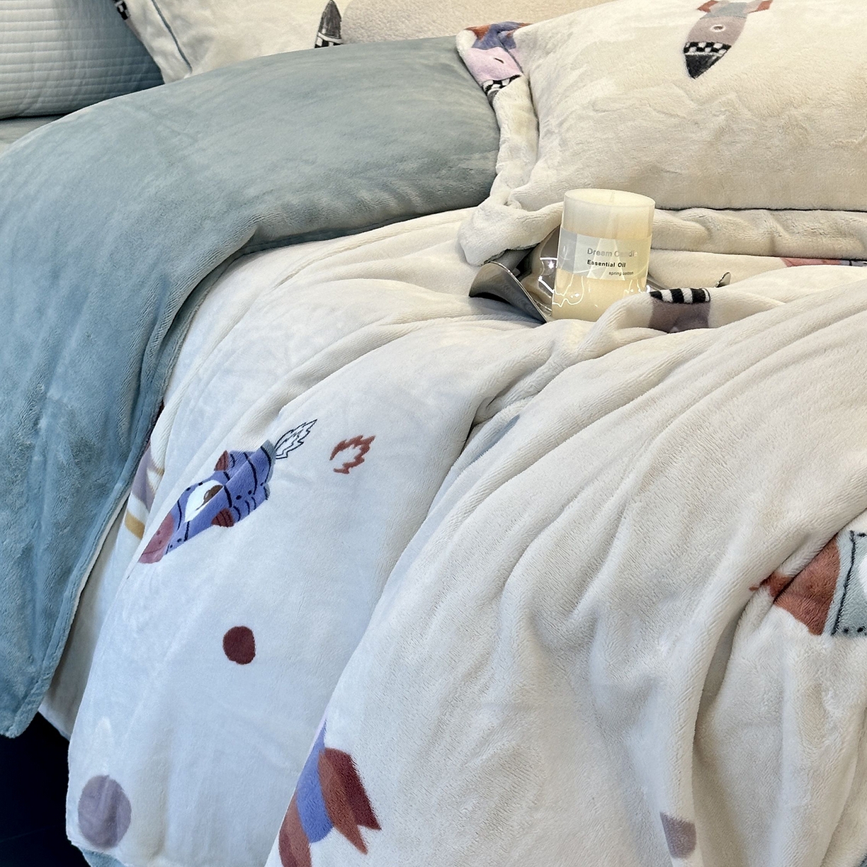 91家纺网 家纺一手货源 找家纺 JUICY 橘滋家纺 2025新款浪漫丰盈牛奶臻棉绒印花系列四件套 月球之行