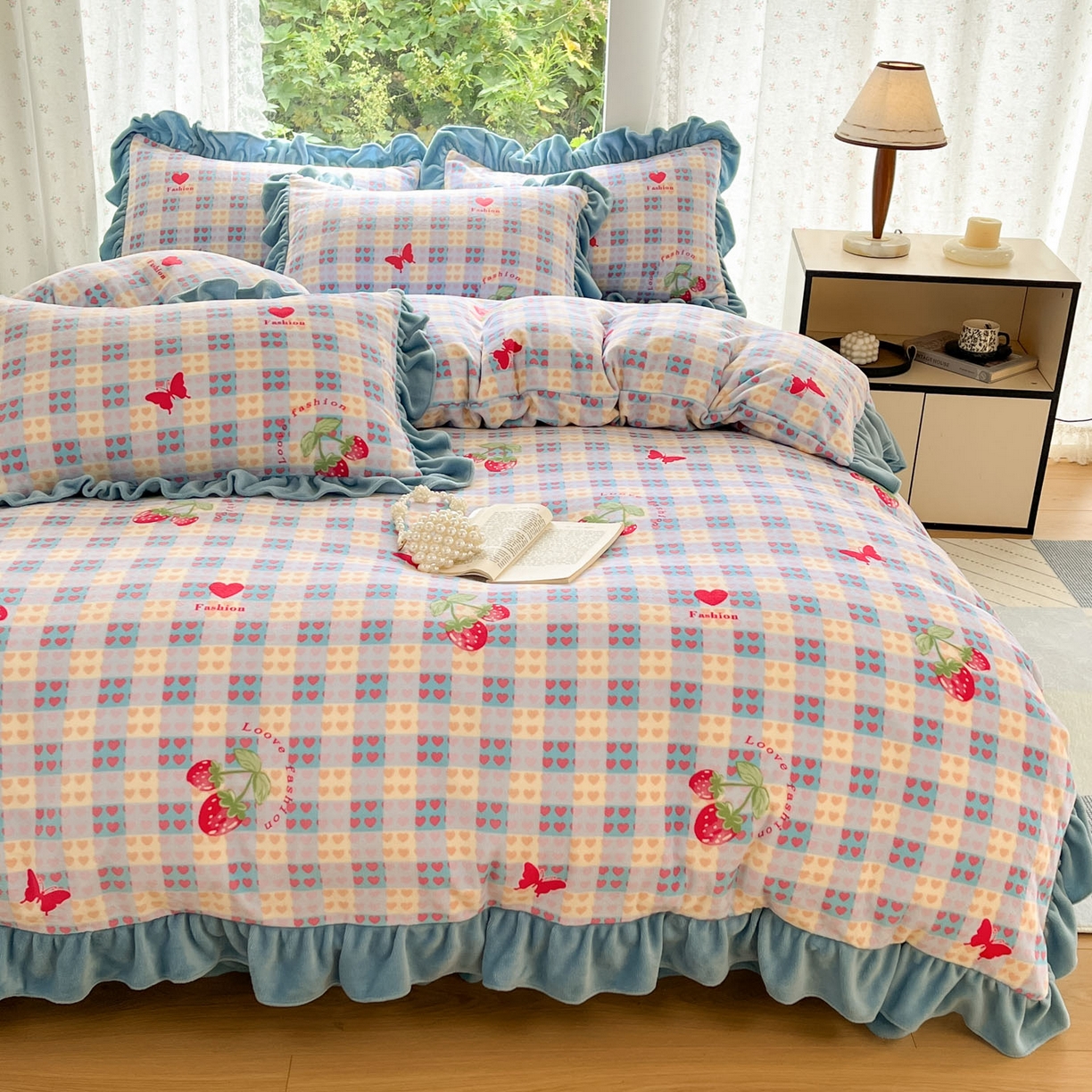 91家纺网 家纺一手货源 找家纺 牵依 2025新款韩版牛奶绒夹棉床盖四件套 奶油草莓