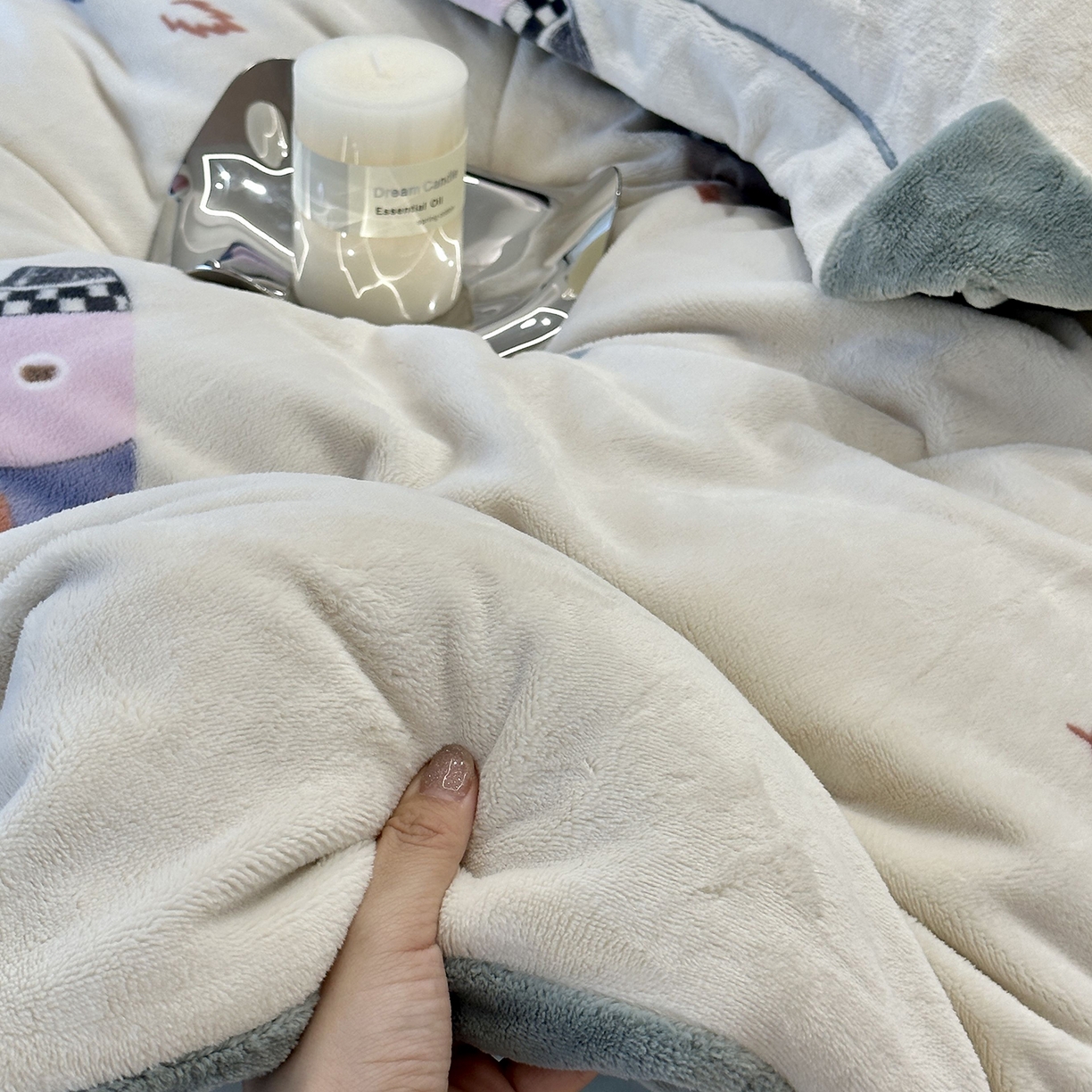 91家纺网 家纺一手货源 找家纺 JUICY 橘滋家纺 2025新款浪漫丰盈牛奶臻棉绒印花系列四件套 月球之行