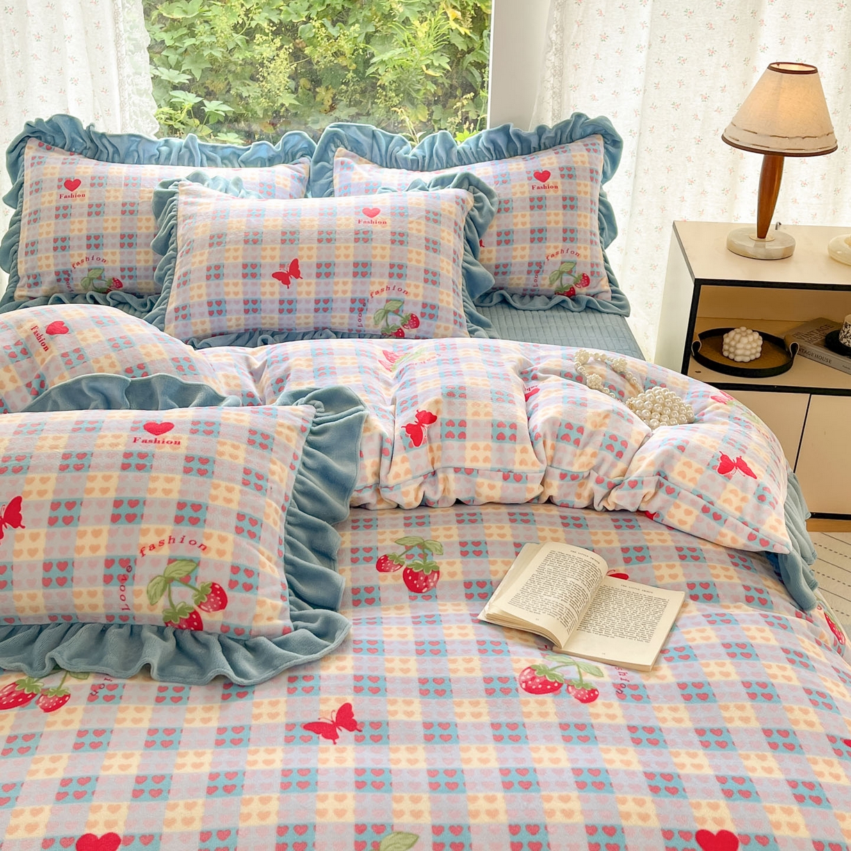 91家纺网 家纺一手货源 找家纺 牵依 2025新款韩版牛奶绒夹棉床盖四件套 奶油草莓