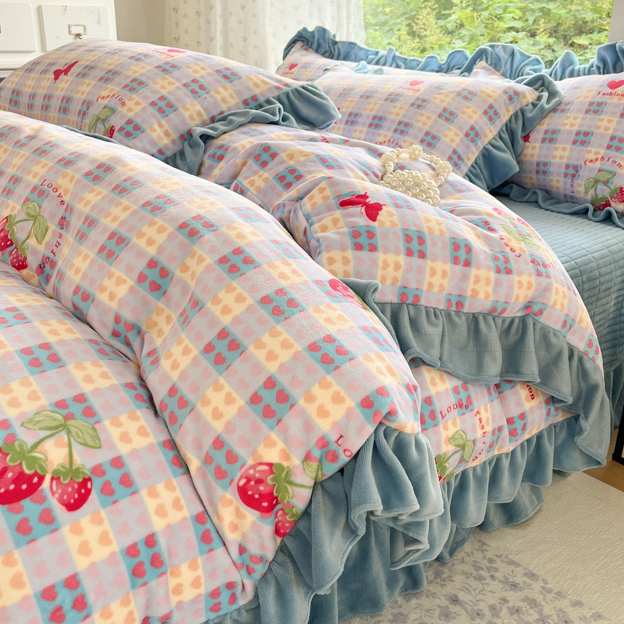 91家纺网 家纺一手货源 找家纺 牵依 2025新款韩版牛奶绒夹棉床盖四件套 奶油草莓