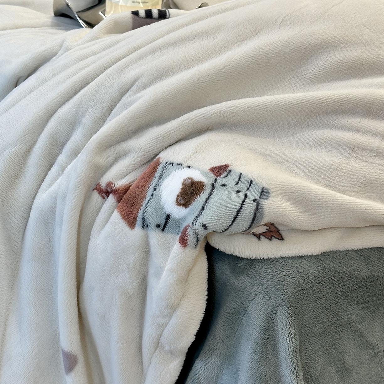 91家纺网 家纺一手货源 找家纺 JUICY 橘滋家纺 2025新款浪漫丰盈牛奶臻棉绒印花系列四件套 月球之行