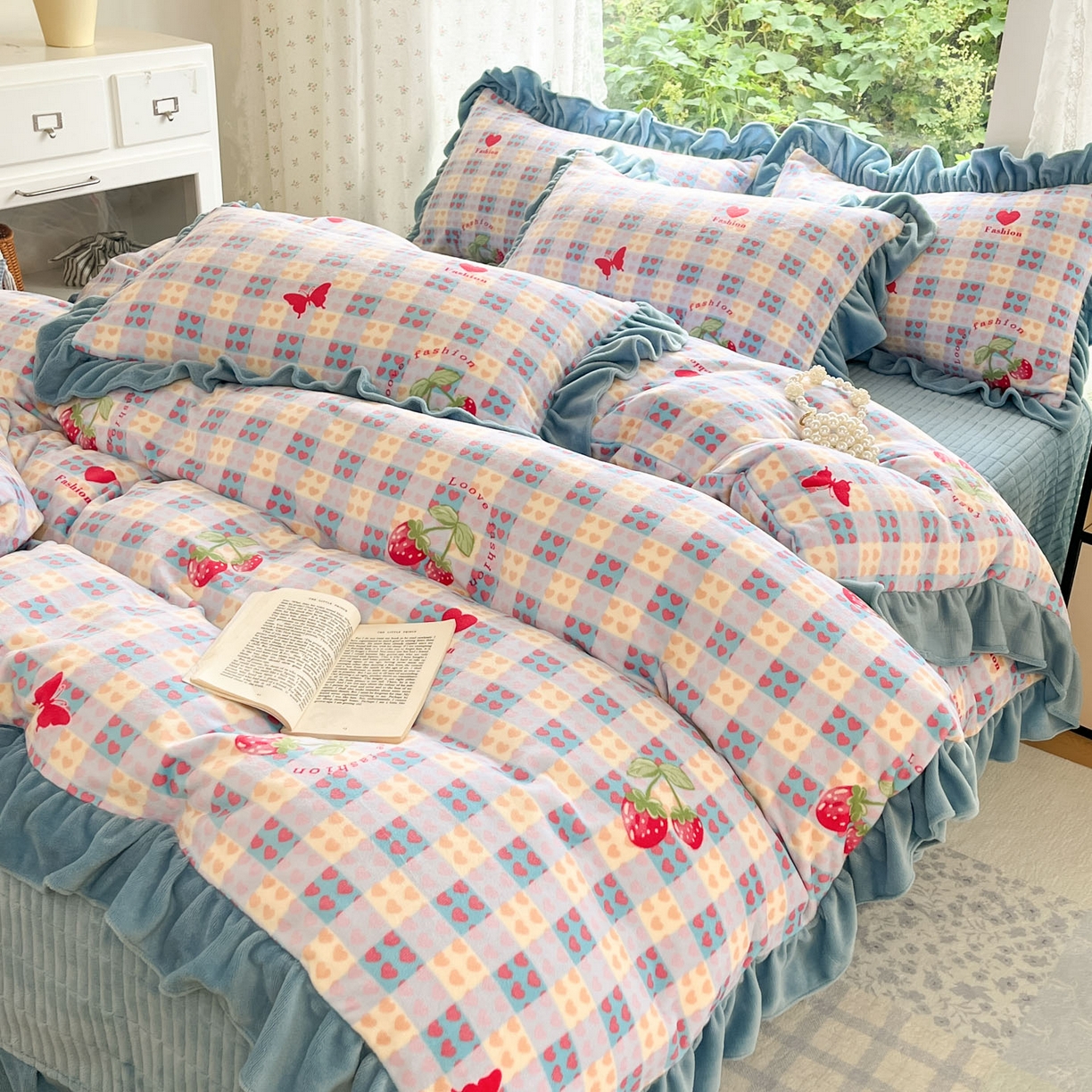 91家纺网 家纺一手货源 找家纺 牵依 2025新款韩版牛奶绒夹棉床盖四件套 奶油草莓