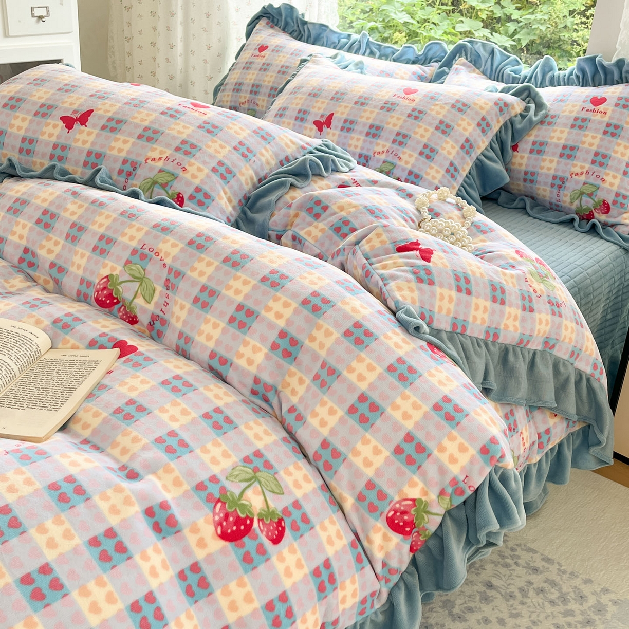 91家纺网 家纺一手货源 找家纺 牵依 2025新款韩版牛奶绒夹棉床盖四件套 奶油草莓