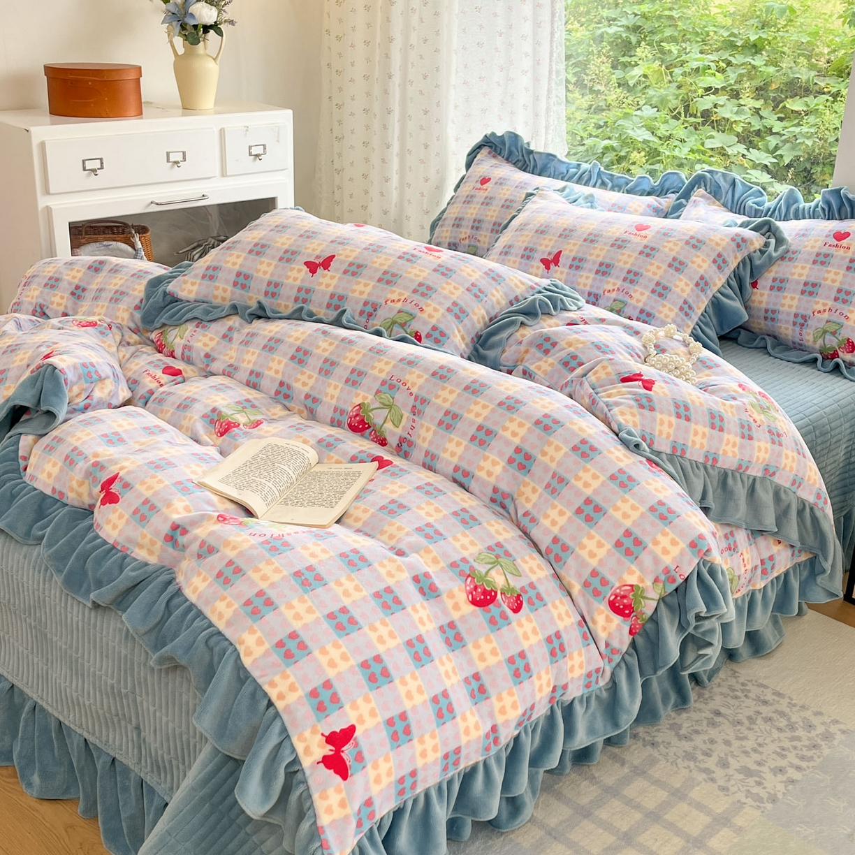 91家纺网 家纺一手货源 找家纺 牵依 2025新款韩版牛奶绒夹棉床盖四件套 奶油草莓