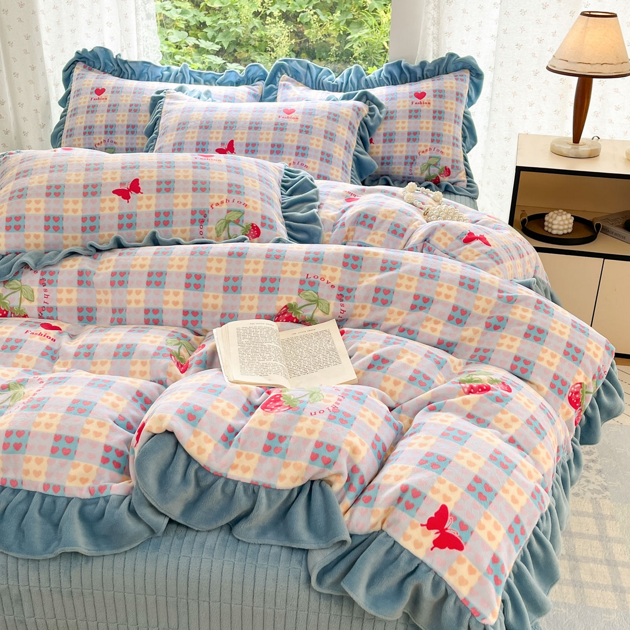 91家纺网 家纺一手货源 找家纺 牵依 2025新款韩版牛奶绒夹棉床盖四件套 奶油草莓